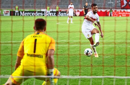 Fehlschuss  mit Folgen: Nicolas Gonzalez vergibt in Freiburg einen Elfmeter, der VfB verliert 1:2 (Symbolbild) Foto: dpa
