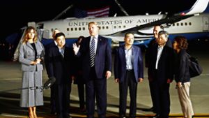 Präsident Trump (dritter von links) und seine Frau Melania (links) begrüßen auf dem Luftwaffenstützpunkt Andrews drei US-Bürger, die mehr als ein Jahr lang in Nordkorea in Haft saßen. Foto: AP