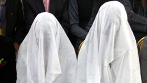 Junge vollverschleierte Bräute bei einer kollektiven Eheschließung in Afghanistan: Frauenrechtsorganisationen fordern, solche Ehen in Deutschland nicht anzuerkennen Foto: EPA