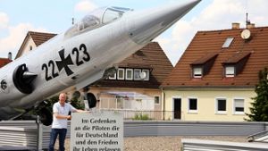 Hartmut Rehorsch möchte eine Gedenktafel am Flugzeug anbringen lassen. Anwohnern ist der Flieger ein Dorn im Auge. Foto: Bernd Zeyer