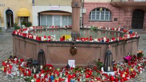 Kerzen und Gedenkbriefe stehen im November 2016 nach dem Mord an der 27-jährigen Joggerin in Endingen. (Archivfoto) Foto: dpa
