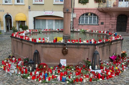 Kerzen und Gedenkbriefe stehen im November 2016 nach dem Mord an der 27-jährigen Joggerin in Endingen. (Archivfoto) Foto: dpa