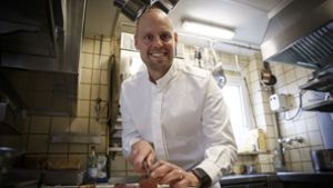 Muss schneller kochen: Daniel Stübler in der Küche seines Restaurants Meister Lampe. Foto: Lichtgut/Julian Rettig