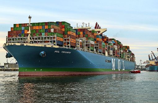 Warenverkehr: Ein riesiges Containerschiff ist am Dienstag im  Hamburger Hafen angekommen. Foto: dpa