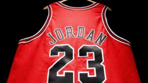 Für zehn Millionen Doller den Besitzer gewechselt: Ein Trikot von Michael Jordan. Foto: dpa/---