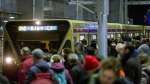 Bei den Berliner Verkehrsbetrieben (BVG) hat am Freitagmorgen ein Warnstreik begonnen. Busse und Straßenbahnen blieben in den Depots, U-Bahnhöfe verschlossen. Foto: dpa
