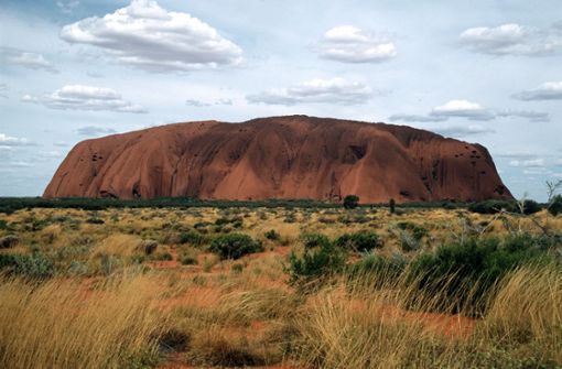 Der Uluru oder Ayers Rock ist für die australischen Ureinwohner ein heiliger Berg. Foto: dpa