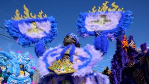 Mitglieder der Monogram Hunters Black Masking Indians paradieren am Mardi Gras Day in New Orleans. Foto: Matthew Hinton/The Times-Picayune/The New Orleans Advocate via AP/dpa