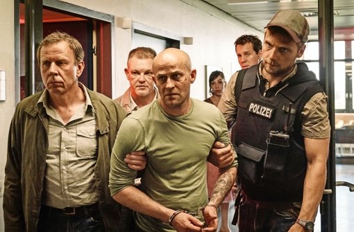 In der Klemme: Kommissar Blochin (Jürgen Vogel) wird wegen dringenden Mordverdachts verhaftet und von seinen Kollegen abgeführt Foto: ZDF/Stephan Rabold