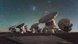 Wie CHIME spähen auch die 66 mobilen, ausrichtbaren Parabolantennen des Radioteleskop-Observatoriums  ALMA (Atacama Large Millimeter/submillimeter Array) bei San Pedro de Atacama in der chilenischen Chajnantor-Hochebene nach Radiowellen aus dem Weltall. Foto: dpa