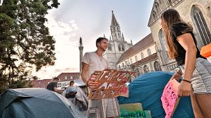 Im Schatten des Münsters haben die Konstanzer Klimakämpfer ihre Zelte aufgeschlagen. Foto: Pfeiffer Photodesign