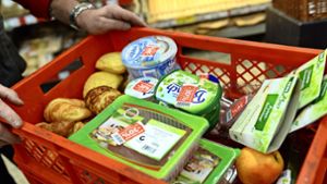 Foodsaver retten  noch verwertbare Lebensmittel aus den Supermärkten und bringen diese zu den sogenannten  Fairteilern Foto: dpa/Harald Tittel
