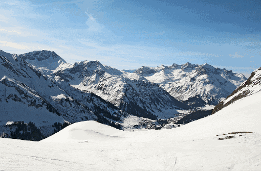 Blick auf Stubenbach - die Skitour ist kurz vor dem Ziel. Früher ging es mit Holzlatten über den Berg. Foto: Jötten