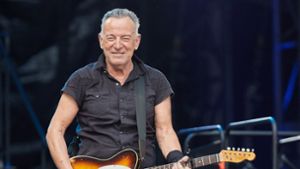 Der US-amerikanische Musiker Bruce Springsteen steht auf der Bühne im Volksparkstadion (Archivfoto). Foto: dpa/Georg Wendt