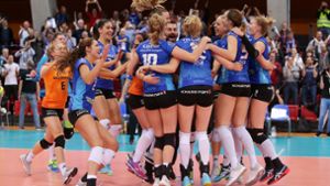 Die Volleyballerinnen von Allianz MTV Stuttgart feiern ihren großen Triumph. Foto: Baumann