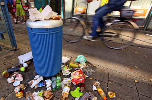 In vielen Städten laufen  die Mülleimer rasch über  – vor allem wegen der vielen  Einwegverpackungen. Foto: imago/Ralph Peters