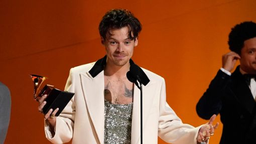 Harry Styles mit dem Preis für das Album des Jahres bei der Grammy-Verleihung 2023. Foto: Chris Pizzello/Invision/AP/dpa