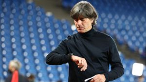 Wartet auf Ansagen: Bundestrainer Joachim Löw sieht dem Länderspiel-Dreierpack mit einem mulmigen Gefühl entgegen. Foto: dpa/Christian Charisius