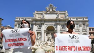Vor dem Trevibrunnen und in Brautkleidern: Auch in Italien geht es der Hochzeitsbranche durch die Corona-Krise schlecht. Foto: AFP/TIZIANA FABI