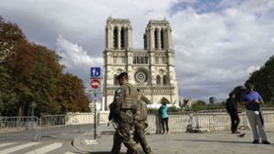 Um Notre-Dame werden weitere Spuren des verheerenden Brandes beseitigt. Foto: Lewis Joly/AP/dpa