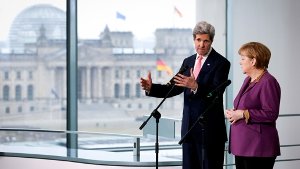 Bundeskanzlerin Angela Merkel (CDU) und US-Außenminister John Kerry im Feburar 2013 im Bundeskanzleramt in Berlin.  Foto: dpa