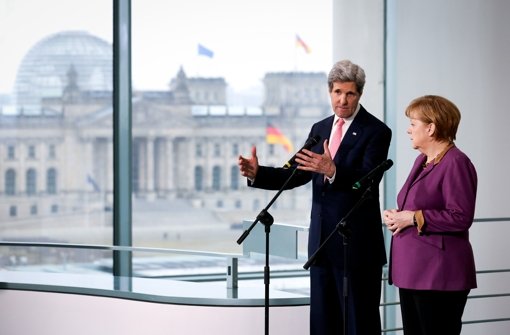 Bundeskanzlerin Angela Merkel (CDU) und US-Außenminister John Kerry im Feburar 2013 im Bundeskanzleramt in Berlin.  Foto: dpa