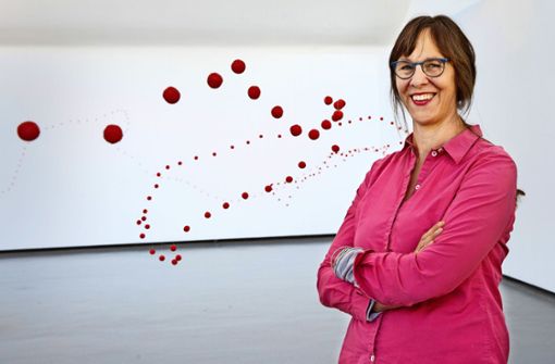 Katharina Hinsbergs rote Kugeln bilden eine  Reihe analog zu   einer gezeichneten Linie. Foto: Ines Rudel