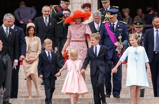 Königin Mathilde und Philipp von Belgien nach dem Te-Deum-Gottesdienst in Brüssel. Vor dem Königspaar gehen die vier Kinder: Prinz Emmanuel, Prinzessin Eléonore, Prinz Gabriel und Kronprinzessin Elisabeth (von links) Foto: dpa
