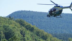 Ein N145-Hubschrauber der Polizei transportiert während  der Fahndung nach einem Flüchtigem Beamte des Spezialeinsatzkommandos in Oppenau. Foto: SDMG/SDMG / Gress