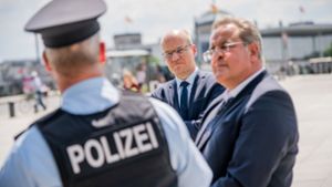 Bundespolizeipräsident Dieter Romann (rechts) sieht die Mehrheit der Bevölkerung hinter der Polizei stehen. Foto: dpa/Michael Kappeler