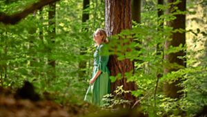 Michele Fuchs schätzt den Schwäbischen Wald mit seiner Vielfalt, wo auch Tümpel mit Seerosen zu entdecken sind. Lilafarbene Schilder sind dabei Wegweiser. Foto: Gottfried Stoppel