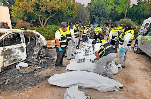 Mitarbeiter des Rettungsdienstes Zaka bergen Leichen in einem Kibbuz im Süden Israels. Die Einwohner wurden von der Hamas massakriert. Foto: dpa