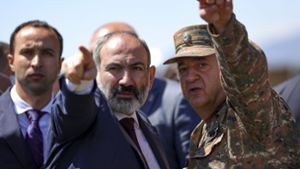 Der armenische Ministerpräsident Nikol Paschinjan (Mitte) im Gespräch mit einem Offizier der armenischen Armee. Foto: dpa/AP/Tigran Mehrabyan