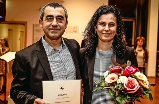Ali und Meral Nemez: stolze Träger der Ehrenmünze der Landeshauptstadt Foto: Lichtgut/Leif Piechowski