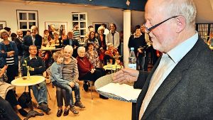 Der Bürgervereinsvorsitzende Martin Hechinger bei der Preisvergabe in  der Stadtteilbücherei. Foto: Linsenmann
