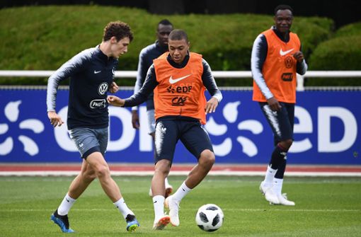 Benjamin Pavard (li.) spielt für Frankreich an der Seite von Topstars wie Kylian Mbappé (Mitte). Foto: AFP