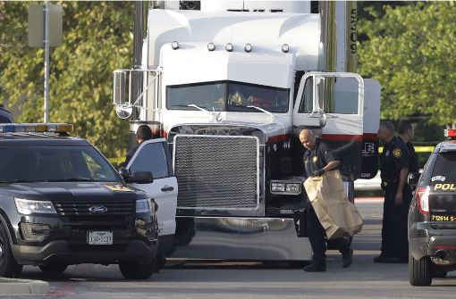 Die Polizei entdeckte die Leichen in der Stadt Antonio nahe der Grenze zu Mexiko auf einem Parkplatz der Supermarktkette Walmart. Foto: AP