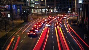Stau und Autoverkehr in Stuttgart: Das Foto zeigt die Friedrichstraße am Abend. Foto: Lichtgut/Max Kovalenko