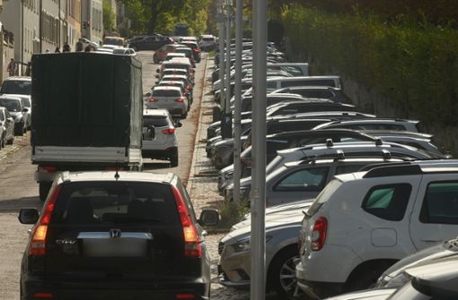 Die Mömpelgardstraße: Manche Autos fahren wieder raus, andere warten in zweiter Reihe auf einen Parkplatz. Foto: Werner Kuhnle