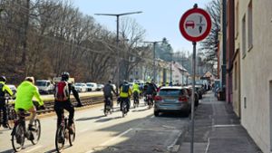 An der Kaltentaler Abfahrt ist die Situation für Radfahrer trotz geltenden Überholverbots gefährlich. Foto: Andreas Rosar