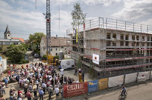 Groß war das Interesse der Bürger am Richtfest für das neue Baltmannsweiler Rathaus und am Tag der offenen Baustelle. Foto: Michael Steinert