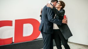 Kramp-Karrenbauer umarmt Mike Mohring, den CDU-Spitzenkandidat in Thüringen Foto: dpa/Kay Nietfeld