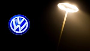 Die entscheidende Frage ist: Hat VW die Märkte rechtzeitig über die Affäre rund um millionenfachen Betrug mit manipulierten Dieselmotoren informiert? Foto: dpa