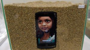 Dieses Bild zeigt am erstren Tag des Mobile Wolrd Congress  einen Crosscall Trekker-X3-Smartphone in einem Tank voll Sand. Foto: AFP