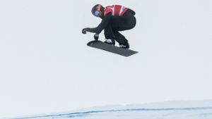 Paul Berg aus Deutschland fährt Snowboardcross. Foto: dpa