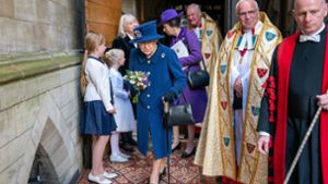 Erstmals seit 2004 hat die 95 Jahre alte britische Königin einen Gehstock in der Öffentlichkeit genutzt. Foto: AFP/ARTHUR EDWARDS