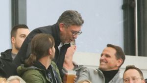 Stadionplausch: Der VfB-Präsident Claus Vogt (links) begrüßt Joti Chatzialexiou vom DFB. Dieser gehörte bereits zum Kandidatenkreis für den Posten des Sportvorstands in Stuttgart. Foto: Baumann/Hansjürgen Britsch