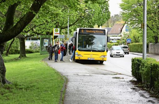 An einer Bushaltestelle in Leinfelden steigen Schüler in den Bus. Wie viele werden es im Herbst sein? Foto: Archiv/Natalie Kanter