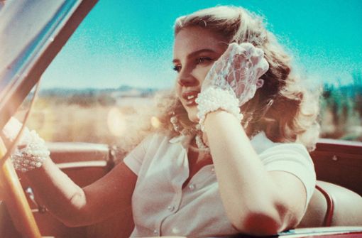 Lana Del Rey im Video zu „Chemtrails over the Country Club“, dem Titelsong ihres aktuellen Albums Foto: Universal/Neil Krug