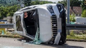 Unfall im Kreuzungsbereich in Leonberg: Durch den Zusammenstoß kippte dieser Suzuki zur Seite. Foto: SDMG/SDMG / Dettenmeyer